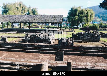 Lokale Touristen besuchen den Arjuna Tempelkomplex auf dem Dieng Plateau. Stockfoto