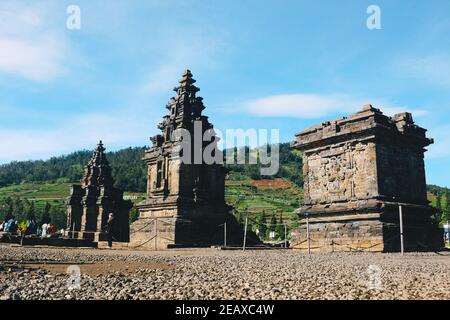 Lokale Touristen besuchen den Arjuna Tempelkomplex auf dem Dieng Plateau. Stockfoto