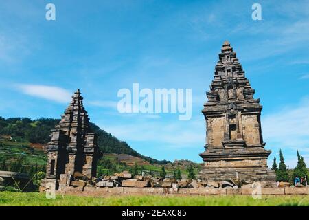 Lokale Touristen besuchen den Arjuna Tempelkomplex auf dem Dieng Plateau. Stockfoto