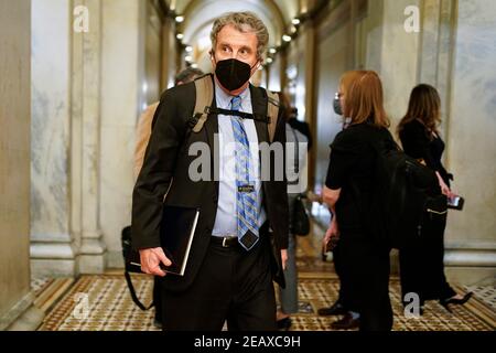 Senator Sherrod Brown (D-OH) verlässt den Tag, nachdem das Verfahren im Amtsenthebungsverfahren gegen den ehemaligen US-Präsidenten Donald Trump abgeschlossen wurde, unter dem Vorwurf, den tödlichen Angriff auf das US-Kapitol auf dem Capitol Hill in Washington, USA, 10. Februar 2021 anzustiften. Quelle: Joshua Roberts - Pool via CNP - Nutzung weltweit Stockfoto