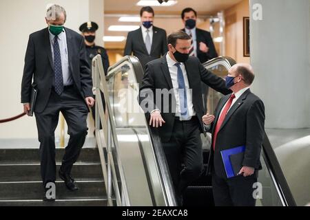 Washington, Vereinigte Staaten Von Amerika. Februar 2021, 10th. Senator Chris Coons (D-Del.), ganz rechts, spricht mit Senator Chris Murphy (D-Conn.), zweiter Torheit, als sie das Capitol nach dem zweiten Tag des Amtsenthebungsverfahrens gegen den ehemaligen Präsidenten Donald Trump am Mittwoch, 10. Februar 2021 verlassen.Quelle: Greg Nash - Pool via CNP Quelle: dpa/Alamy Live News Stockfoto