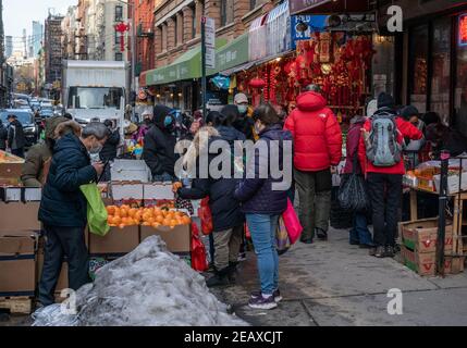 New York, Usa. Februar 2021, 10th. Chinatown Street sind vollbusig mit Menschen und Verkäufern nur in 2 Tagen vor Lunar New Year Feier in New York am 10. Februar 2021. (Foto von Lev Radin/Sipa USA) Quelle: SIPA USA/Alamy Live News Stockfoto