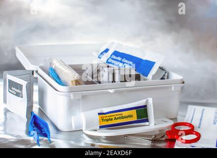 Ein erste-Hilfe-Set aus Kunststoff enthält viele wichtige Gegenstände für Haushaltekratzer, Kratzer Splitter und Buo Buos Stockfoto