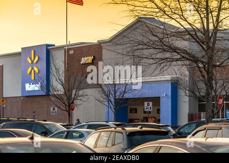 Walmart-Geschäft bei Sonnenuntergang in Snellville, Georgia, in der Nähe von Atlanta. (USA) Stockfoto