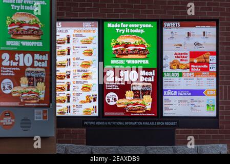 Burger King Drive-Thru-Menütafeln mit dem werksbasierten Impossible Whopper. (USA) Stockfoto