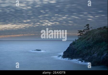 Pazifischer Ozean während der blauen Stunde. Aufnahme vom Miharashi Hiroba Parkplatz in der Nähe von Shirahama Beach in Shimoda, Präfektur Shizuoka. Stockfoto