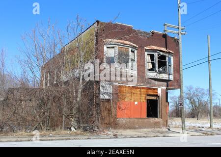 Verlassene Backsteingeschäft mit Wohnungen oben in Detroit Poletown Nachbarschaft Stockfoto