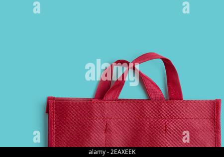 Rote Baumwolltasche auf colprful Hintergrund mit Kopierer Platz Stockfoto