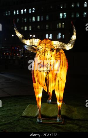 London, Großbritannien. Februar 2021, 10th. Eine Ox-Statue, die vor dem chinesischen Neujahr auf dem Trafalgar Square in London zu sehen ist, das Jahr des Ochsen wird. Kredit: SOPA Images Limited/Alamy Live Nachrichten Stockfoto