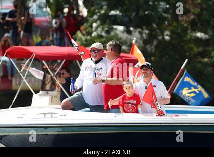 10. Februar 2021, Tampa, FL, USA; Tampa Bay Bucaneers Cheftrainer Bruce Arians (links) und GM Jason Licht (rechts) lächeln während des Super Bowl 55 Champi Stockfoto