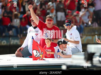 10. Februar 2021, Tampa, FL, USA; Tampa Bay Bucaneers GM Jason Licht lächelt und posiert für ein Foto während der Super Bowl 55 Champion Buccaneers Boot p Stockfoto