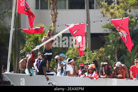 10. Februar 2021, Tampa, FL, USA; Einige der Tampa Bay Buccaneers Spieler und Familie feiern während der Super Bowl 55 Champion Buccaneers Boot par Stockfoto