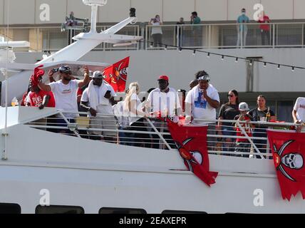 10. Februar 2021, Tampa, FL, USA; Einige der Tampa Bay Buccaneers Spieler und Familie feiern während der Super Bowl 55 Champion Buccaneers Boot par Stockfoto