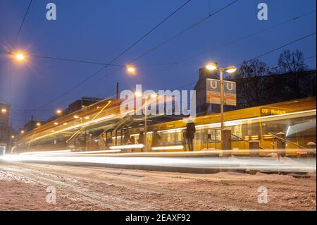 Stuttgart, Deutschland. Februar 2021, 10th. U-Bahn-Züge der Stuttgarter Straßenbahnen (SSB), die zum Verkehrs- und Tarifverbund Stuttgart (VVS) gehören, fahren in eine Haltestelle. (Wipe-Effekt durch Langzeitbelichtung) die Online-Jahrespressekonferenz des VVS findet am 11. Februar 2021 statt. Quelle: Sebastian Gollnow/dpa/Alamy Live News Stockfoto