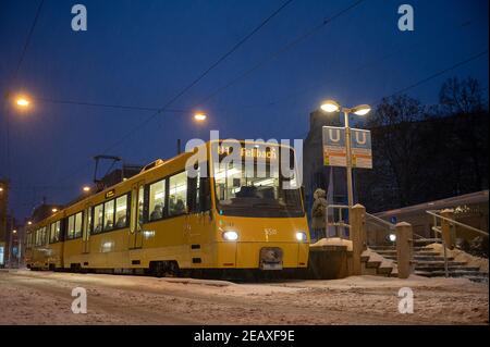 Stuttgart, Deutschland. Februar 2021, 10th. An einer Haltestelle steht eine Straßenbahn der Stuttgarter Straßenbahnen (SSB), die zum Verkehrs- und Tarifverbund Stuttgart (VVS) gehört. Die Online-Jahrespressekonferenz des VVS findet am 11. Februar 2021 statt. Quelle: Sebastian Gollnow/dpa/Alamy Live News Stockfoto