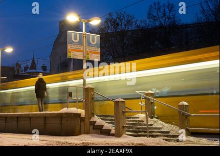 Stuttgart, Deutschland. Februar 2021, 10th. Eine Haltestelle erreicht eine U-Bahn der Stuttgarter Straßenbahnen (SSB), die zum Verkehrs- und Tarifverbund Stuttgart (VVS) gehört. (Wipe-Effekt durch Langzeitbelichtung) die Online-Jahrespressekonferenz des VVS findet am 11. Februar 2021 statt. Quelle: Sebastian Gollnow/dpa/Alamy Live News Stockfoto