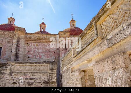 Die Kirche von San Pedro in den Zapotec Ruinen von Mitla, EIN UNESCO-Weltkulturerbe, in Oaxaca, Mexiko Stockfoto