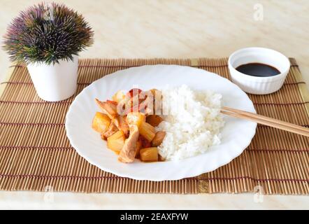 Huhn in süß-saurer Sauce mit Ananas, Paprika und Reis. asiatische Küche Stockfoto