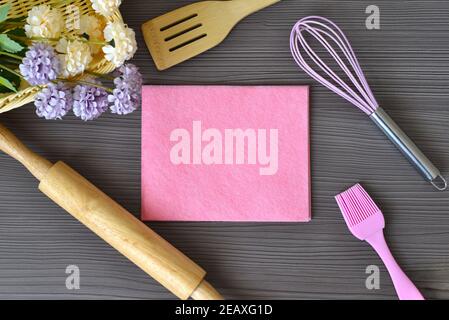 Küchenutensilien für Bäckerei mit Platz für Text auf einem Holztisch Stockfoto