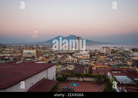 Panoramablick über die Dächer der Stadt Neapel, Süditalien, bei einem rosa Sonnenuntergang. Stockfoto