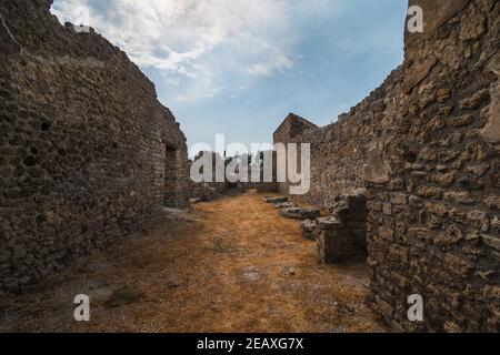 Die antiken römischen Ruinen von Pompeji, in der Nähe von Neapel; eine historische Stadt in Süditalien, die durch den Ausbruch des Vesuv 79 n. Chr. begraben wurde. Stockfoto