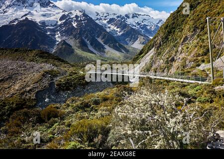 Swingbridge auf dem Hooker Valley Track, mit Mueller Lake und Mt Sefton, Aoraki Mt Cook National Park Stockfoto