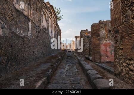 Die antiken römischen Ruinen von Pompeji, in der Nähe von Neapel; eine historische Stadt in Süditalien, die durch den Ausbruch des Vesuv 79 n. Chr. begraben wurde. Stockfoto