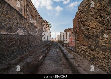 Die antiken römischen Ruinen von Pompeji, in der Nähe von Neapel; eine historische Stadt in Süditalien, die durch den Ausbruch des Vesuv 79 n. Chr. begraben wurde. Stockfoto