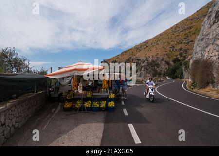 Ein Stall am Straßenrand, der Obst und Sorbet an der Amalfiküste verkauft, zwischen Sorrent und Positano, Süditalien. Stockfoto