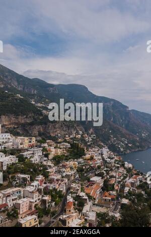 Blick über das Dorf Positano, auf der Klippe der Amalfiküste, Italien, mit Blick auf das Tyrrhenische Meer. Stockfoto