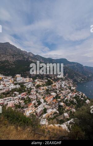 Blick über das Dorf Positano, auf der Klippe der Amalfiküste, Italien, mit Blick auf das Tyrrhenische Meer. Stockfoto