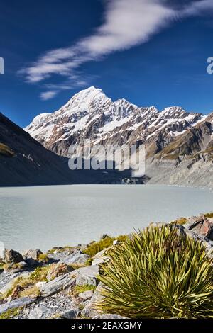 Aoraki Mt Cook über dem Hooker Glacier Lake am Ende des Hooker Valley Track, Mt Cook National Park Stockfoto