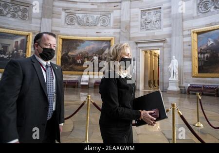 Washington, Usa. Februar 2021, 10th. House Impeachment Manager Vereinigte Staaten Vertreterin Madeleine Dean (Demokrat von Pennsylvania) läuft durch die Capitol Rotunde in die Senatskammer, um den zweiten Tag des Senats Amtsenthebungsverfahren gegen den ehemaligen Präsidenten Donald Trump im US-Capitol in Washington, DC, USA, Mittwoch, 10. Februar 2021 zu beginnen. Foto von Rod Lampey/CNP/ABACAPRESS.COM Quelle: Abaca Press/Alamy Live News Stockfoto