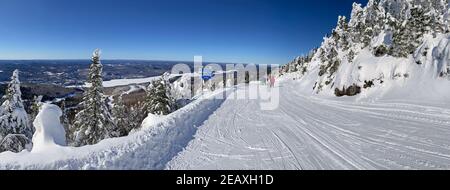 Panorama-Luftaufnahme von Mont und Lake Tremblant im Winter mit Skifahrern auf Piste Abfahrt, Quebec, Kanada Stockfoto