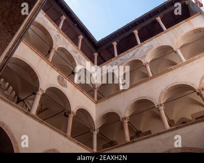 TRIENT, ITALIEN - 1. JUNI 2019: Ein Blick aus der Nähe Seveal Etagen von Säulen und Bögen auf schloss buonconsiglio Stockfoto