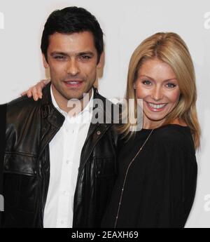 Kelly Ripa & Mark Consuelos,12-01-2008, Foto von John Barrett/PHOTOlink /MediaPunch Stockfoto
