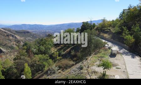 Blick über Tal in den Ausläufern der Sierra Nevada, Andalusien, Spanien Stockfoto