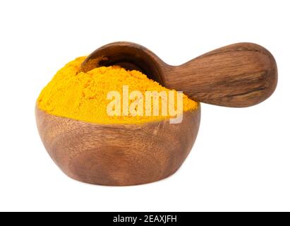 Trockenes Kurkuma-Pulver in Holzschüssel und Löffel, isoliert auf weißem Hintergrund. Curcuma longa linn. Stockfoto