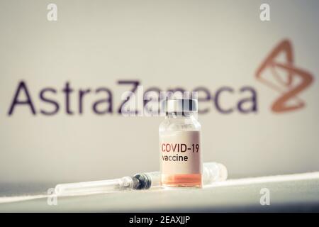 Bukarest, RUMÄNIEN - 10. Februar 2021: Illustrative redaktionelle Konzeptbild mit einer Dosis des neuen Coronavirus COVID-19-Impfstoffs, mit dem AstraZeneca Stockfoto