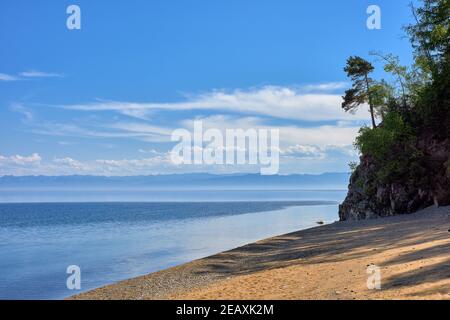 Das sandige Ufer des Baikalsees. Schöne Landschaft mit Fernsicht auf die Bergkette am gegenüberliegenden Ufer. Juni. Region Irkutsk. Östliche Sib Stockfoto