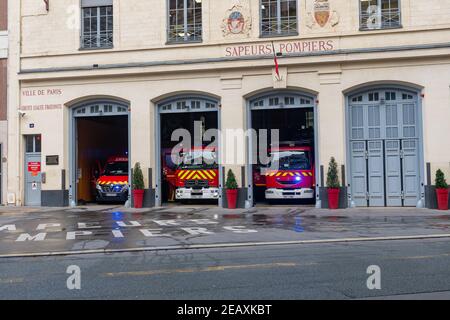 Rote Feuerwehrwagen der Pariser Feuerwehr - Frankreich Stockfoto