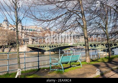 Leere Bank in ile aux Cygnes im Winter - Paris Stockfoto