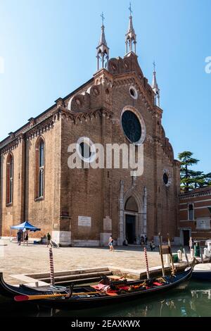 Das Äußere der Basilica dei Frari, eine der wichtigsten Kirchen Venedigs, befindet sich am Campo San Polo, Venedig, Italien Stockfoto