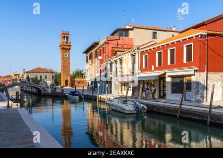 Murano, Venedig, Italien, Sept. 2020. Malerischer Blick auf Murano mit dem ikonischen Uhrenturm, der sich im Kanal widerspiegelt Stockfoto