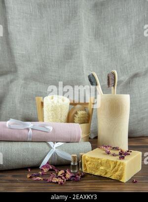 Duftende Bio-goldene handgemachte Seife und Körperpflegeartikel aus Bio-Materialien auf einer hölzernen Arbeitsplatte. Stockfoto