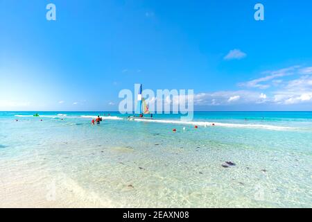 Mehrfarbige Segel-Katamaran fährt Touristen in der Karibik. Kuba. Varadero. Stockfoto