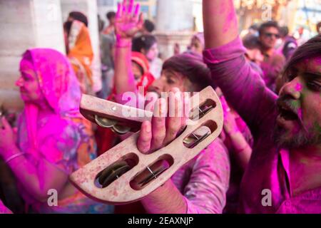 Jodhpur, rajastha, indien - 20. März 2020: indische Menschen tanzen feiern holi-Festival, Gesicht mit farbigem Pulver bedeckt. Stockfoto