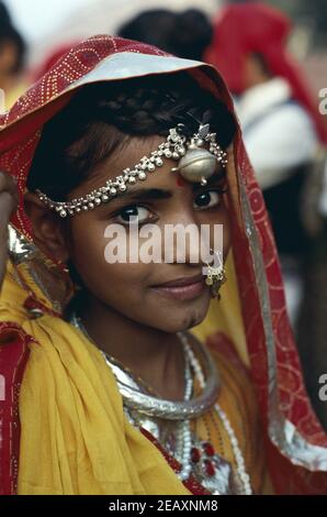 Asien, Indien, Delhi, Porträt eines jungen hübschen lächelnden Mädchens im traditionellen Sari Stockfoto