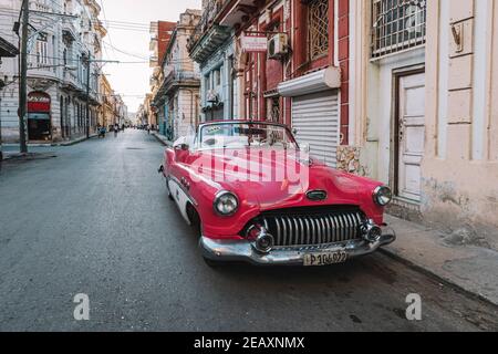 Nahaufnahme eines alten rosafarbenen Chevrolet, der auf der Straße von Havanna geparkt ist. Amerikanische Oldtimer sehr typisch für Kuba. Stockfoto