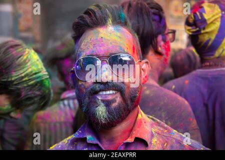 Jodhpur, rajastha, indien - 20. März 2020: Portrait der indischen Männer lächelnd tragen Sie eine Brille, die das holi-Festival feiert, Gesicht mit farbigem Pulver bedeckt. Stockfoto